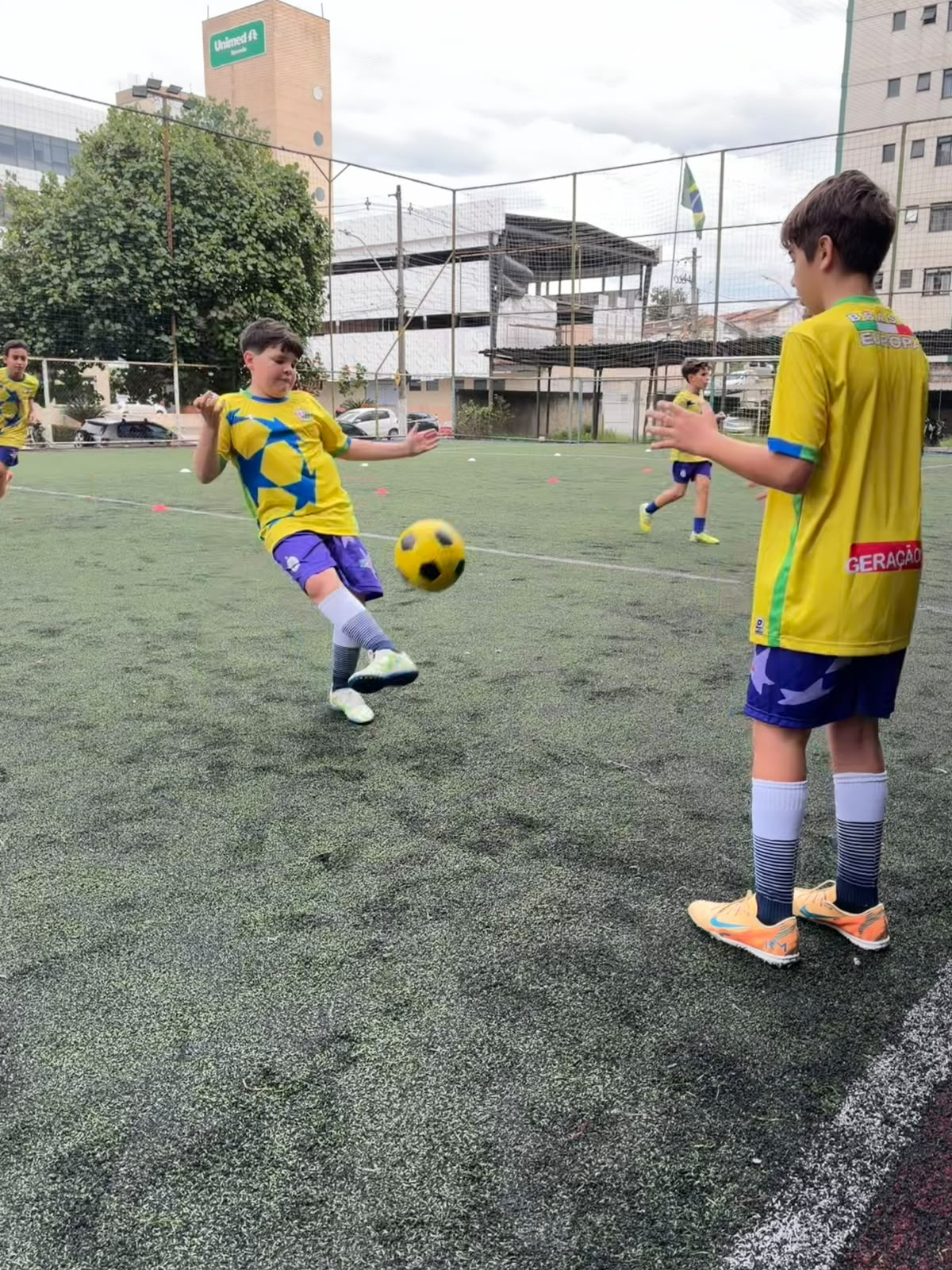 Aluno finalizando um passe em treino técnico