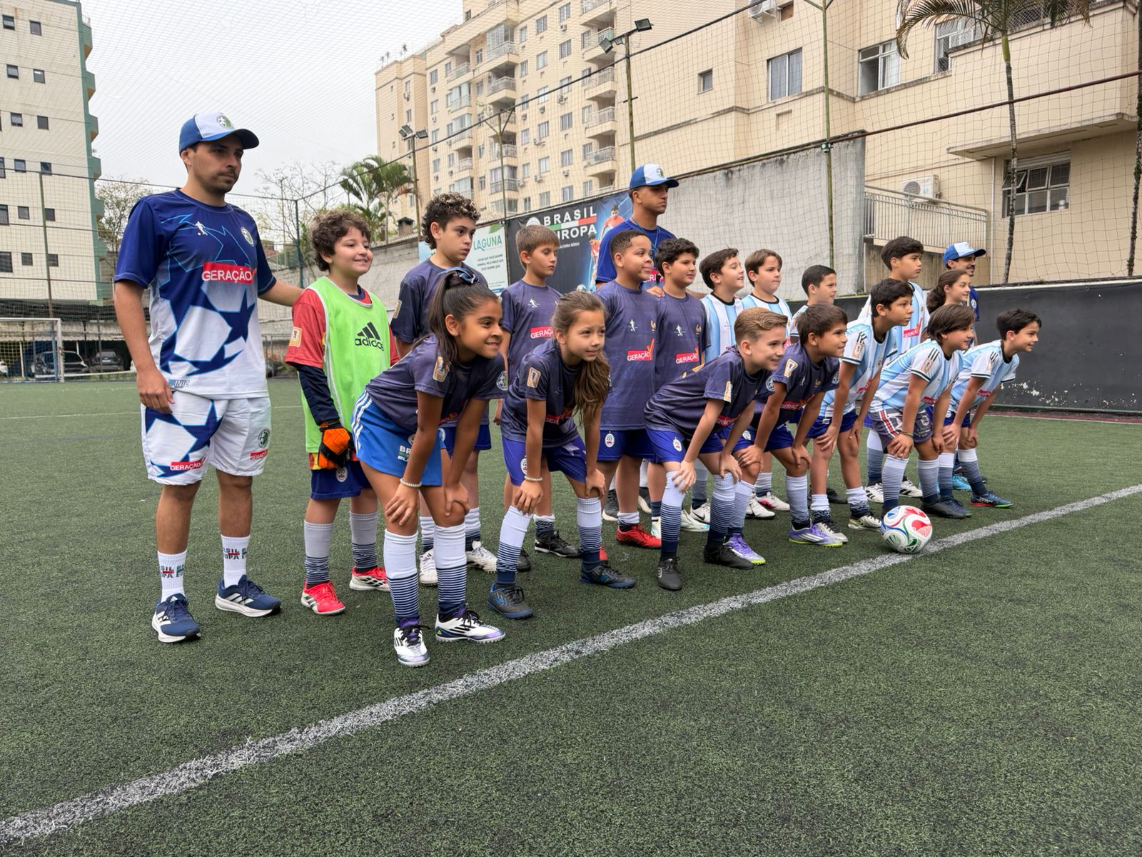 Alunos e professores perfilados no campo
