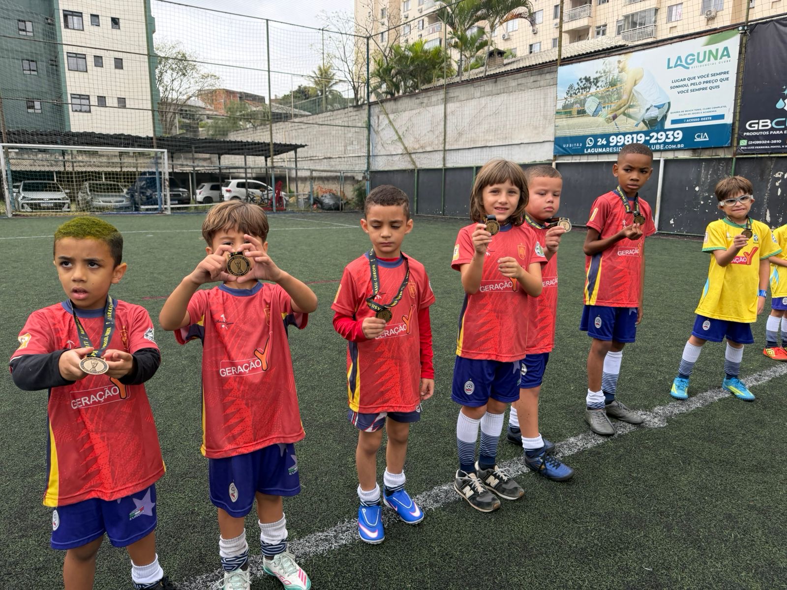 Alunos comemorando com medalhas