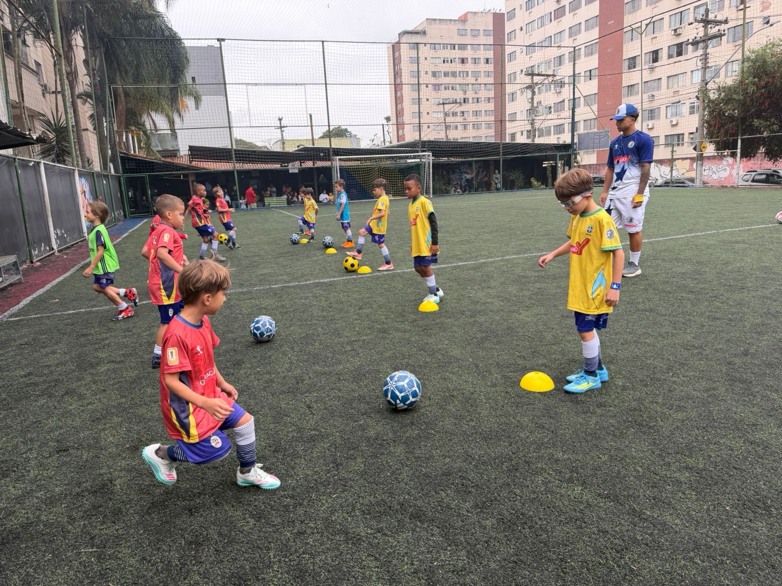 Alunos da Escola Brasil Europa com medalhas