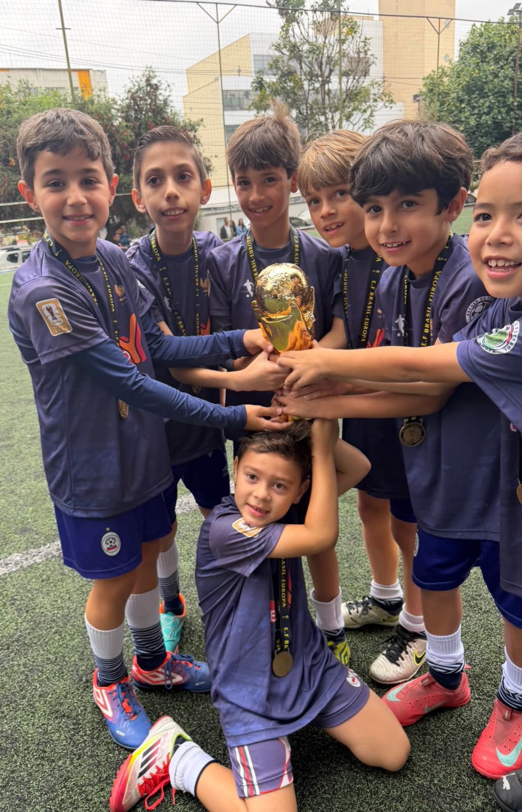 Arena World Cup — atletas da Brasil Europa levantando a taça